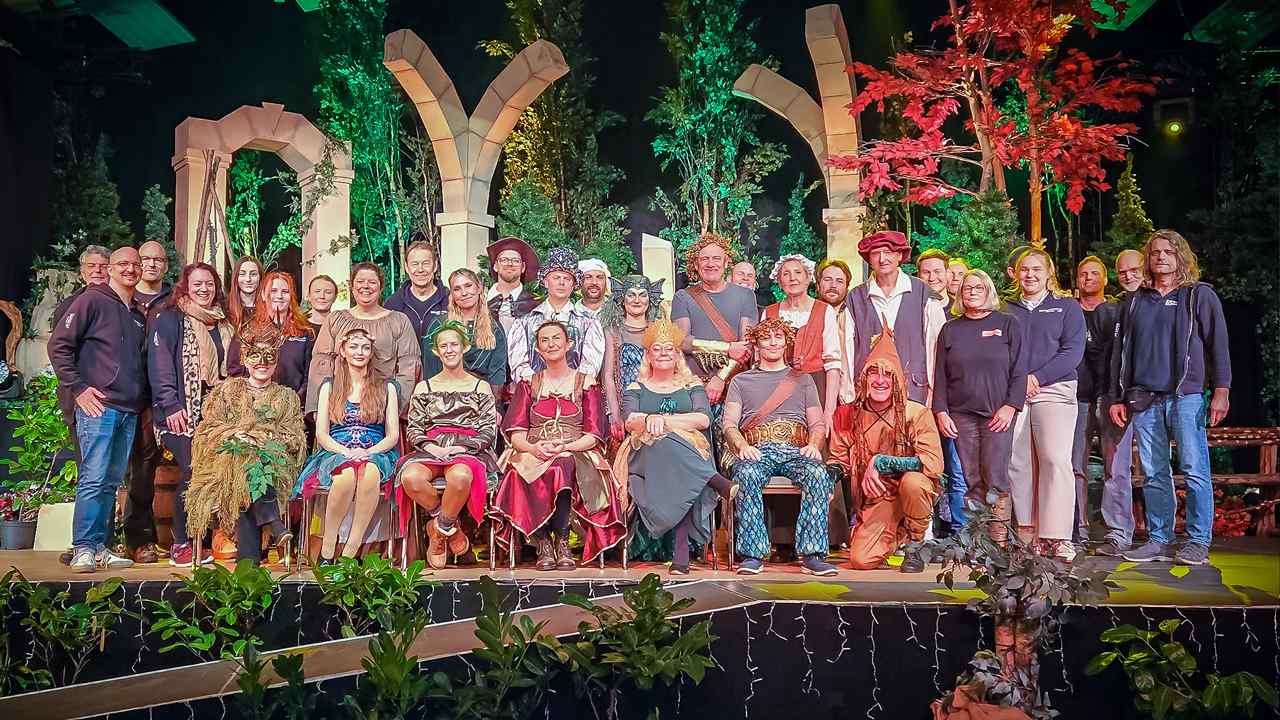 Finalbild mit gesamtem Team der Auff&uuml;hrung &raquo;Die Nixe im Teich&laquo; 2025